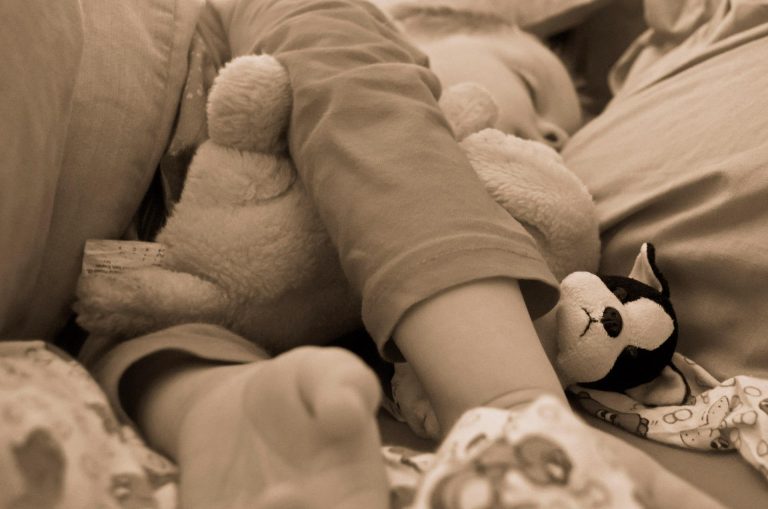 Baby schläft mit Kuscheltier