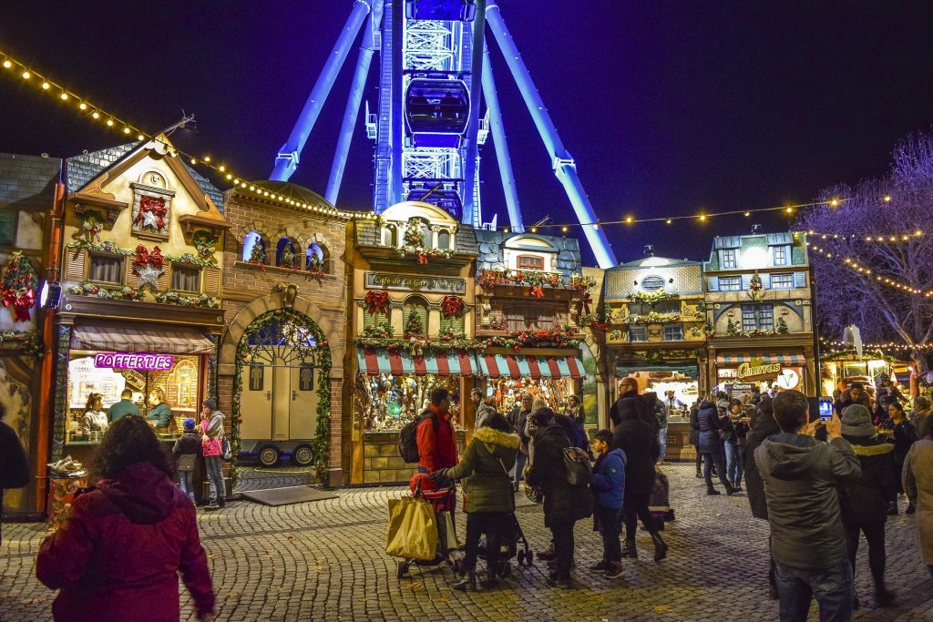 Weihnachtsmarkt mit Kleinkind